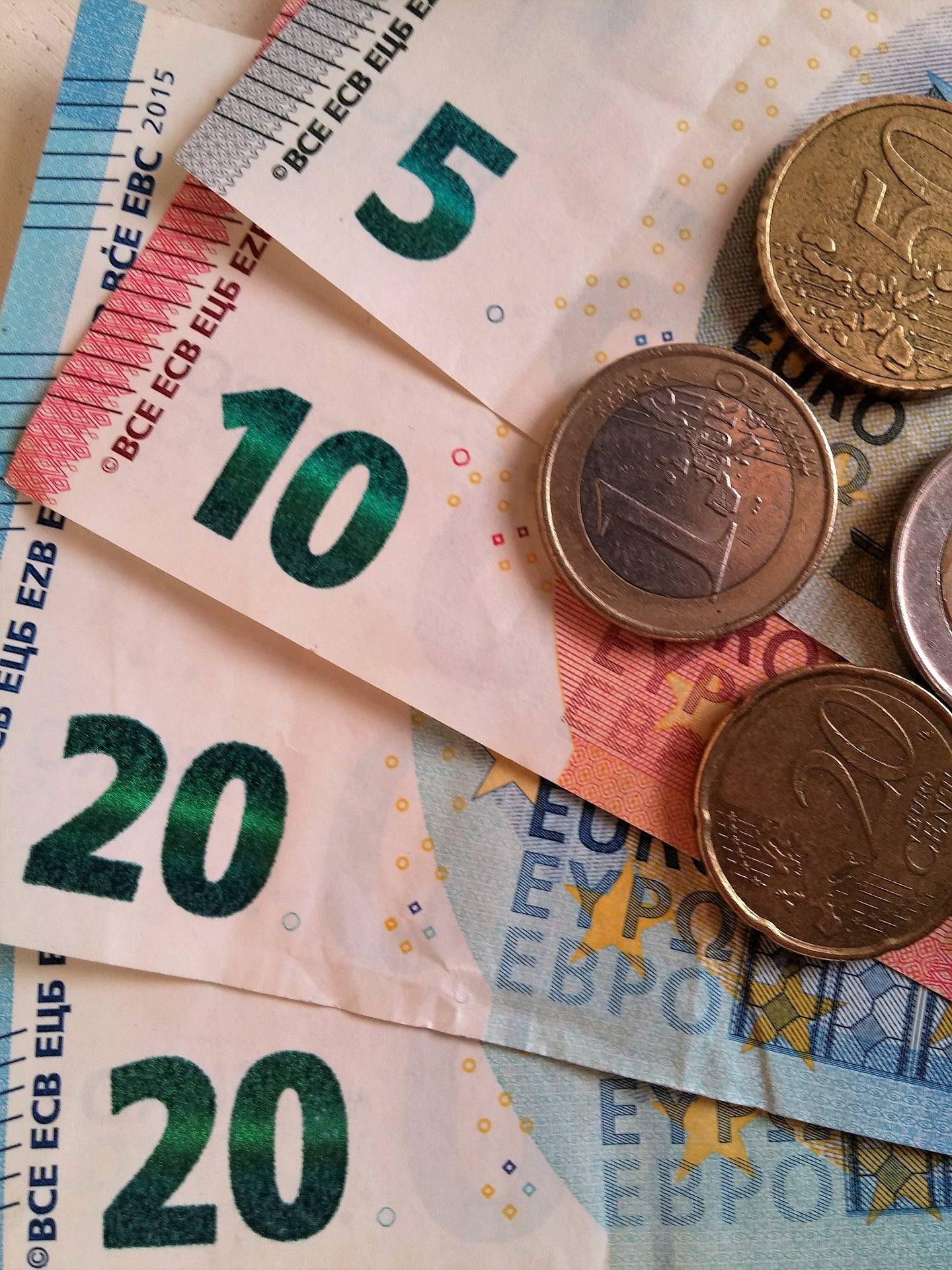  Euromünzen und -scheine 