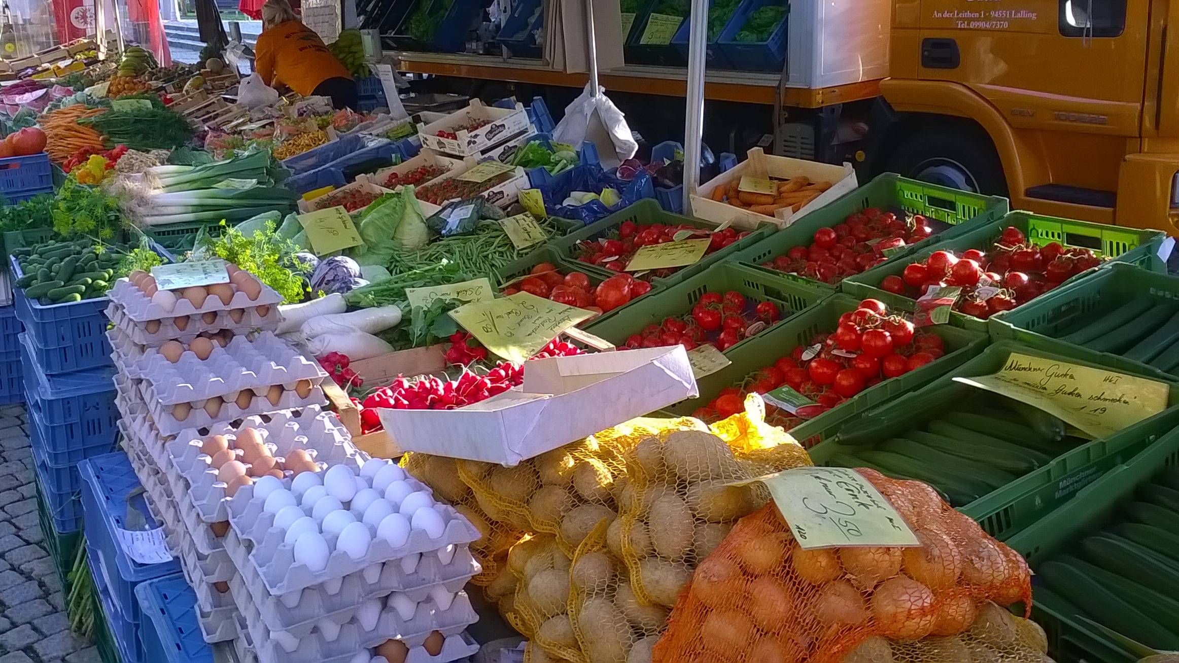  Marktstand mit Obst und Gemüse 