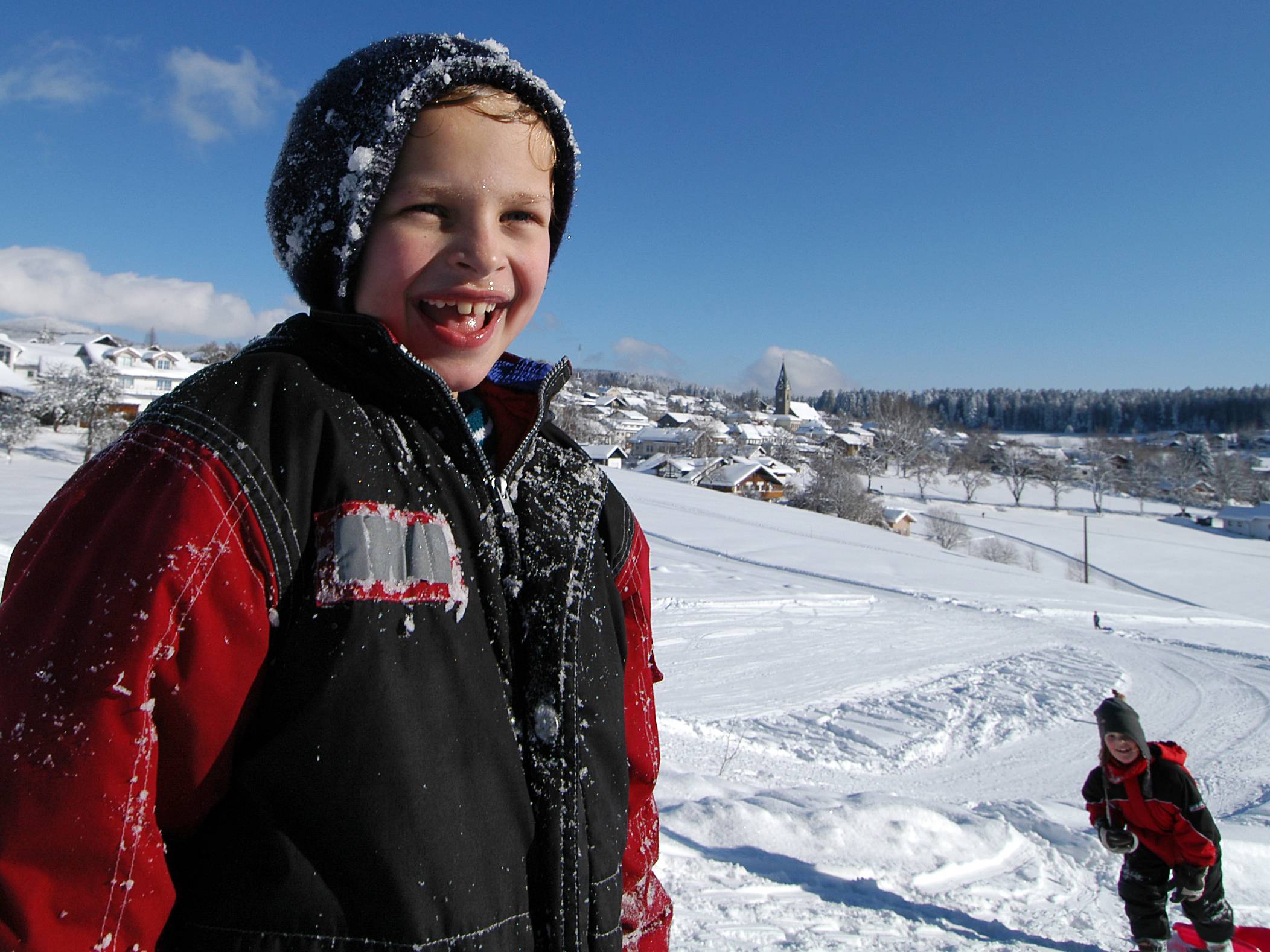 Lachender Junge im Schnee 